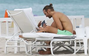 Guetta, en las playas de Miami con una amiga