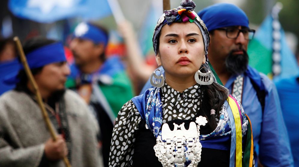 Foto: Una mujer mapuche se manifiesta en contra del Día de Colón en Santiago de Chile. (Reuters)