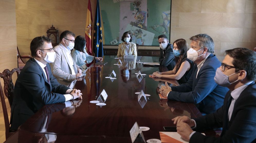 Foto: Las delegaciones de PSOE y Ciudadanos, durante la reunión celebrada este lunes en el Congreso. (José María Cuadrado I Moncloa Pool)