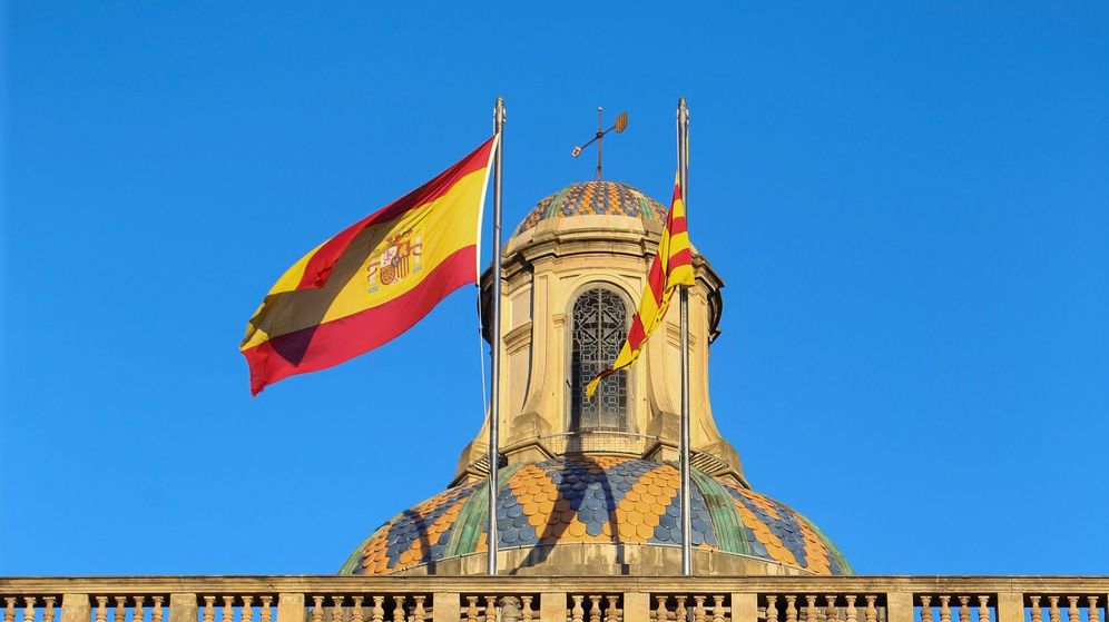 Foto: La seÃ±era y la bandera de EspaÃ±a ondean en el Palau de la Generalitat, en octubre de 2017. (EFE)