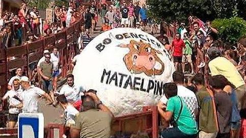 Una bola de 300kg arrolla a dos personas en las fiestas de Matalpino