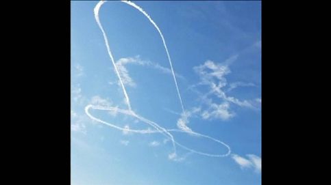 Un piloto de la Armada de EEUU dibuja un pene en el cielo con su avión