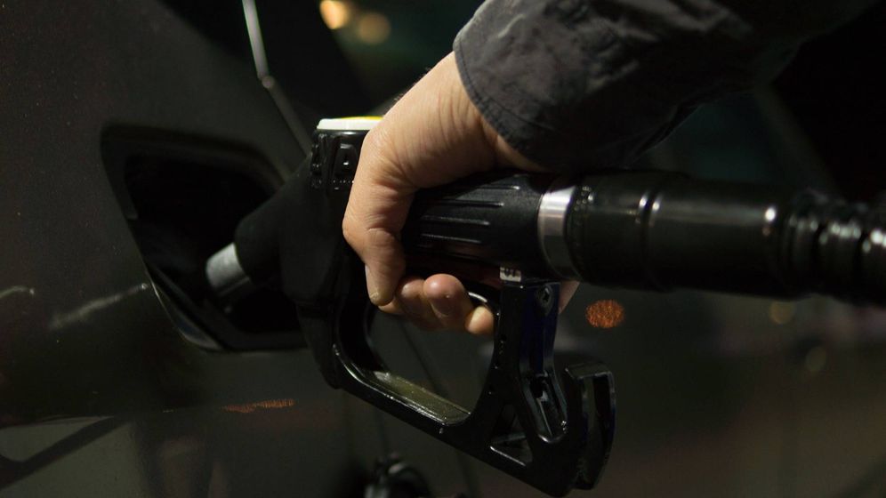 Foto: Un conductor llena el depÃ³sito de su coche en una gasolinera. (Pixabay)