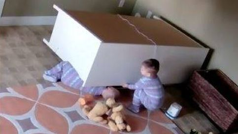 Un bebé salva a su hermano gemelo atrapado bajo un armario que cayó mientras jugaban