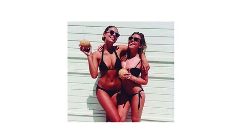 Un bikini cada día: así se hicieron famosas en Instagram Natasha Oakley y Devin Brugman