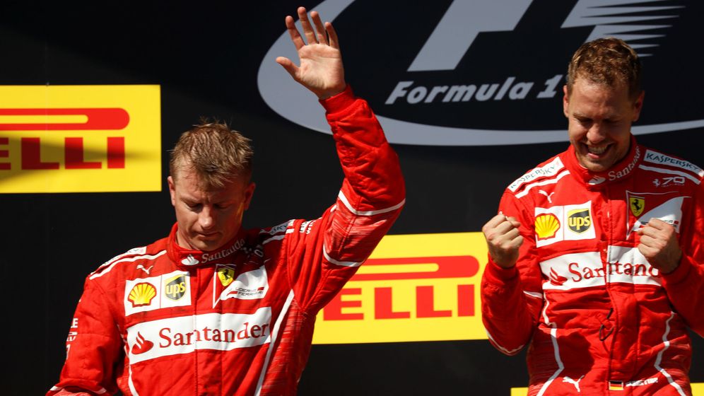 Foto: La foto parece decirlo todo: la alegría de Vettel y el consuelo justificado de Raikkonen. (EFE)