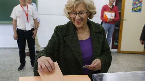 Manuela Carmena, emocionada por votar, destaca lo positivo del multipartidismo en unas elecciones generales 