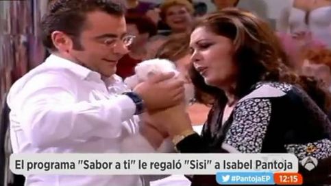 Momento en el que Jorge Javier Vázquez le hizo entrega a Isabel Pantoja de la perrita Sisi. 