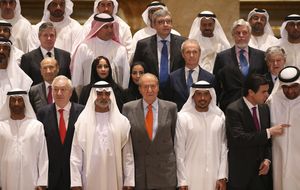 El Rey, ministros y empresarios, en Abu Dabi