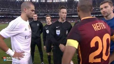 Keita pasa de dar la mano a Pepe antes de los penaltis