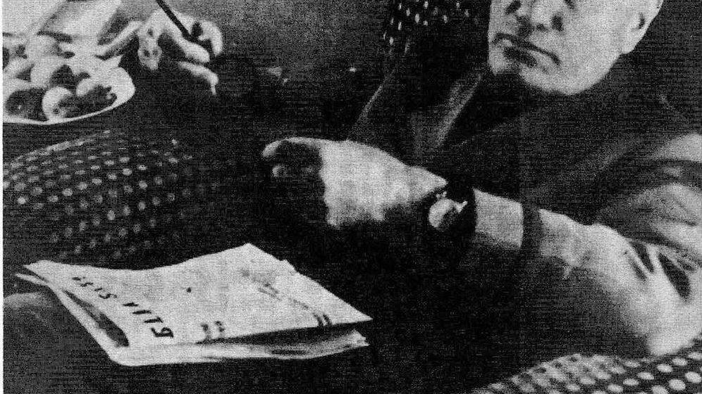 Foto: Mussolini lee el periódico en Villa Feltrinelli en 1945. 