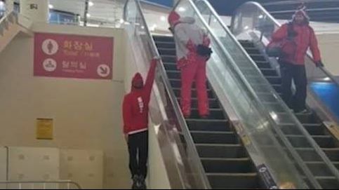Con una mano y sin tocar el suelo: así sube las escaleras mecánicas un esquiador olímpico