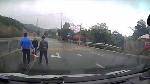 Polémica en Vietnam por el vídeo de un bebé gateando por la carretera