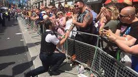 El romántico gesto de un policía británico: le pide matrimonio a su novio durante el desfile del Orgullo Gay