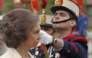 Doña Sofía preside la jura de bandera de nuevos Guardias Reales