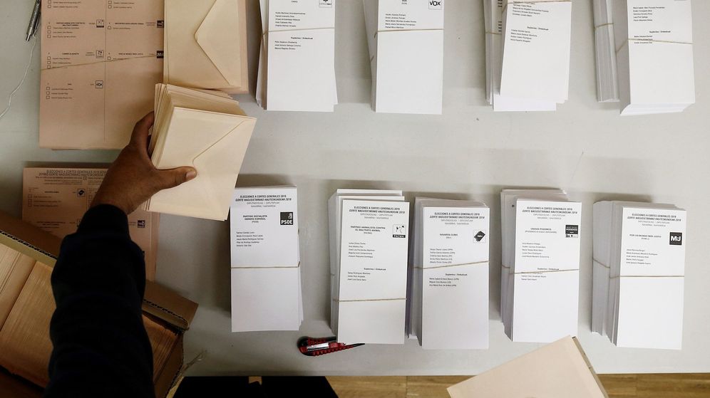 Foto: Una persona coloca en la mesa de un colegio electoral de Pamplona las papeletas. (EFE)