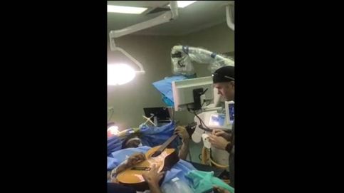 Un músico de jazz toca la guitarra mientras le operan de un tumor cerebral