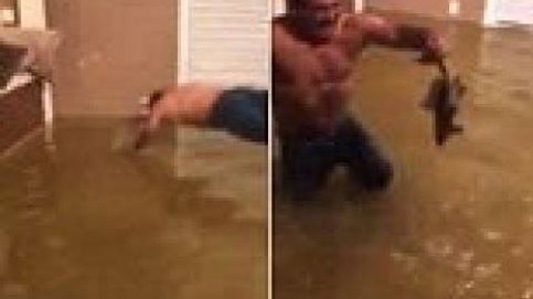 Atrapa un pez que se encontraba en su casa inundada por el huracán Harvey 