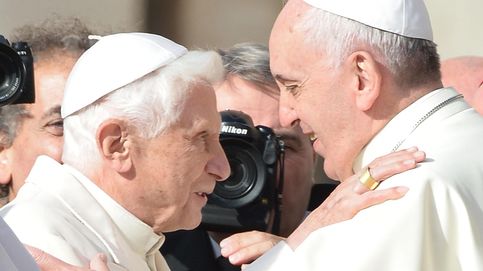 El fin de la era de los dos Papas que convivieron juntos y en paz dentro del Vaticano