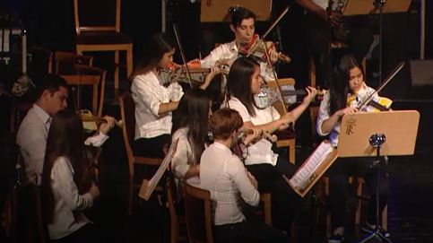 La orquesta que toca con instrumentos de materiales desechables en el Teatro Real
