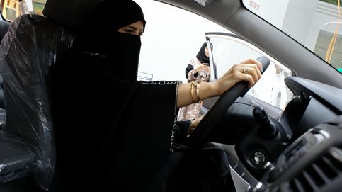 Selfies en el primer Salón del Automóvil para mujeres en Arabia SaudÍ