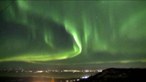 El resplandor de las auroras boreales reina sobre el cielo de Alaska