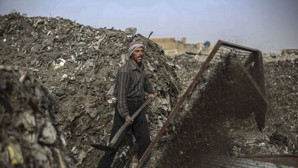 Foto: Un trabajador filtra los materiales plÃ¡sticos de las montaÃ±as de basura de un vertedero en Douma, Siria. (EFE)