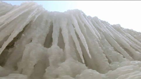 Las bajas temperaturas en China congelan una catarata