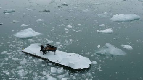 ¿Qué hace el músico Ludovico Einaudi tocando el piano en un glaciar ártico? 