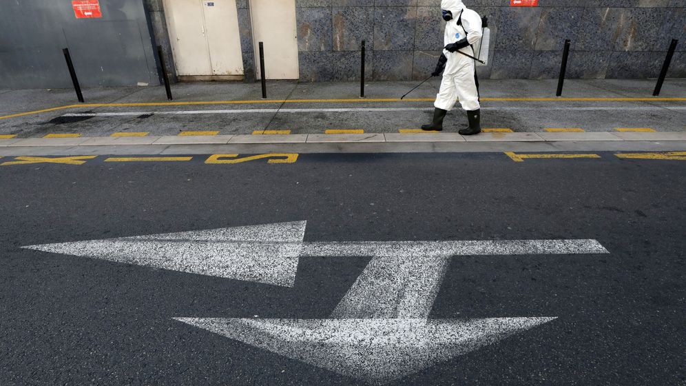 Foto: Un operario desinfectando una calle en Niza, Francia. (Reuters)