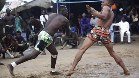 Varios peleadores nigerianos se enfrentan en eventos de boxeo tradicional