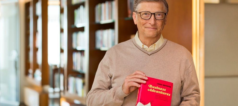Foto: Gates sujeta el ejemplar del libro que le regalÃ³ Buffett a comienzos de los 90. (LinkedIn)