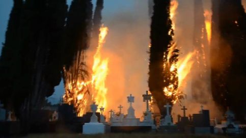 Un rayo provoca un espectacular incendio en el cementerio de Cacabelos