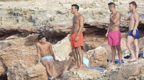 Mario Casas presume de abdominales con sus amigos en Ibiza