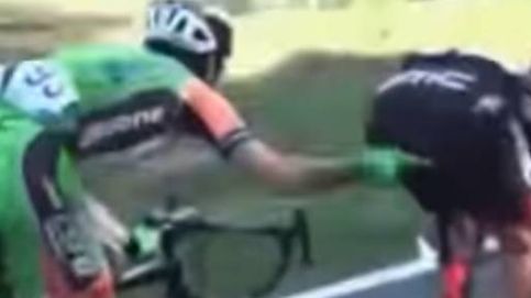 Un ciclista le mete el dedo en el culo a otro en el Tour de los Alpes