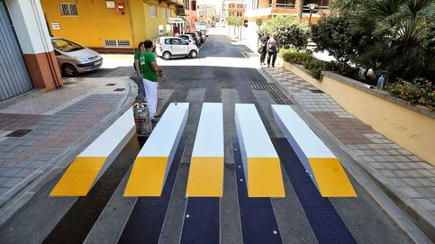 Pirmer paso de peatones en 3D de España y las efímeras toman el vuelo: el día en fotos