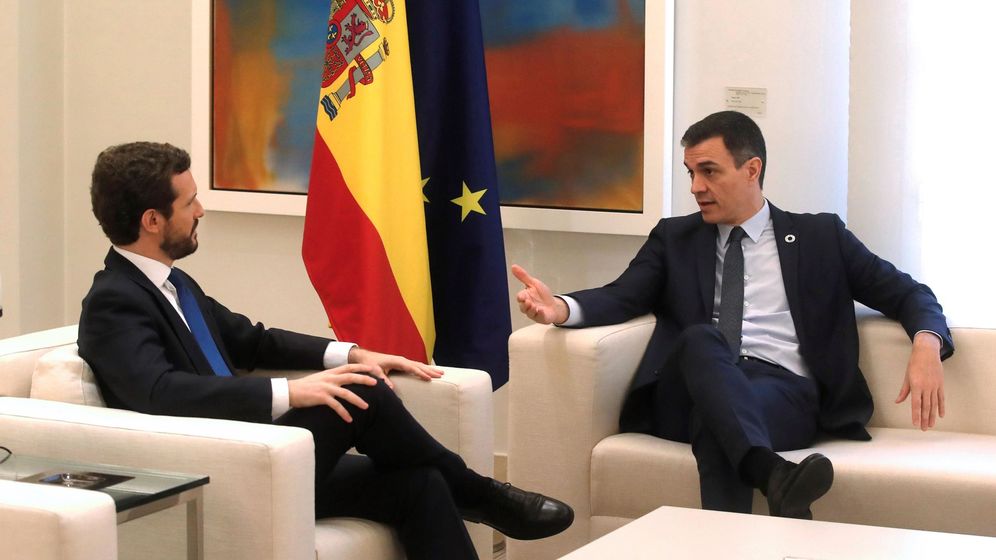 Foto: El presidente del Gobierno, Pedro Sánchez, en su reunión con Pablo Casado en Moncloa. (EFE)