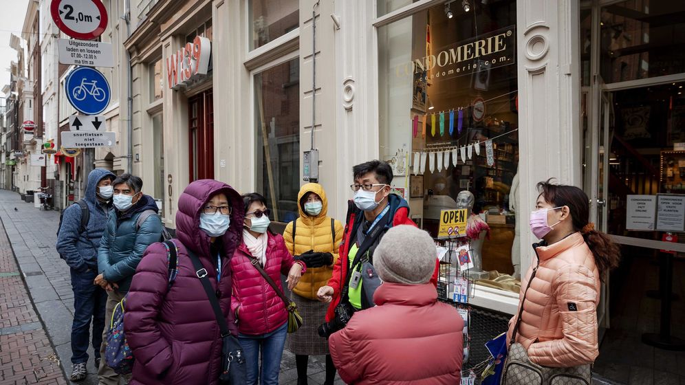 Foto: Turistas con mascarillas en Ámsterdam. (Reuters)
