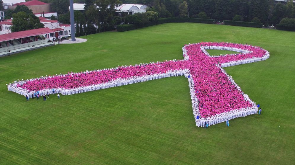 Foto: Miles de personas forman un gran lazo rosa contra el cáncer de mama en México (EFE)