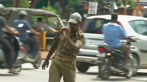 Un agente de policía en La India controla el tráfico con movimientos de baile