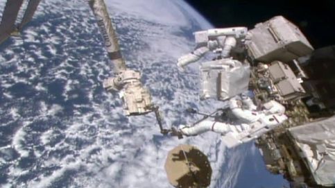 Dos astronautas pasean por el espacio en una difícil misión