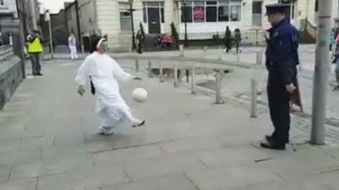La monja que juega al fútbol con un policía 