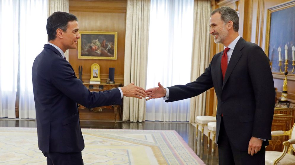 Foto: Felipe VI saluda al líder del PSOE, Pedro Sánchez, en el Palacio de la Zarzuela, dentro de la ronda de consultas con los dirigentes de los partidos políticos. (EFE)