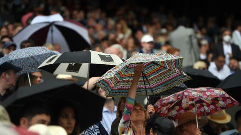 Paraguas en Wimbledon y aumento de las temperaturas en Andalucía: el día en fotos