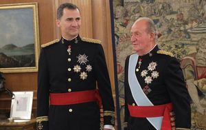 Don Juan Carlos coloca el fajín a Felipe VI