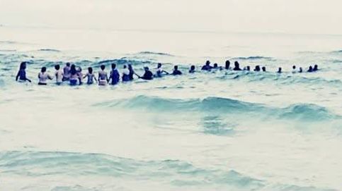 Una cadena humana de 80 personas salva a una familia de ahogarse