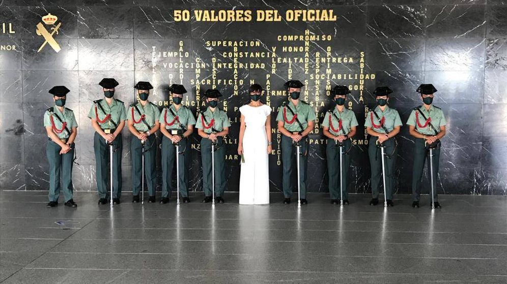 Foto: María Gámez, en el acto de despedida de la bandera de la Academia de Oficiales de la Guardia Civil. (DGGC)