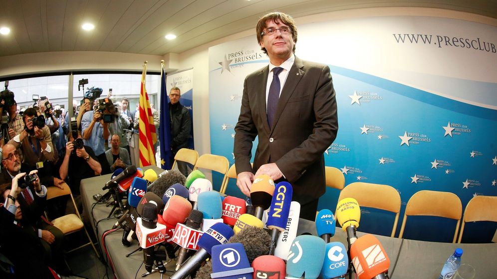 Foto: El expresidente de la Generalitat de Cataluña Carles Puigdemont posa en el interior del club de la prensa de Bruselas. (EFE)