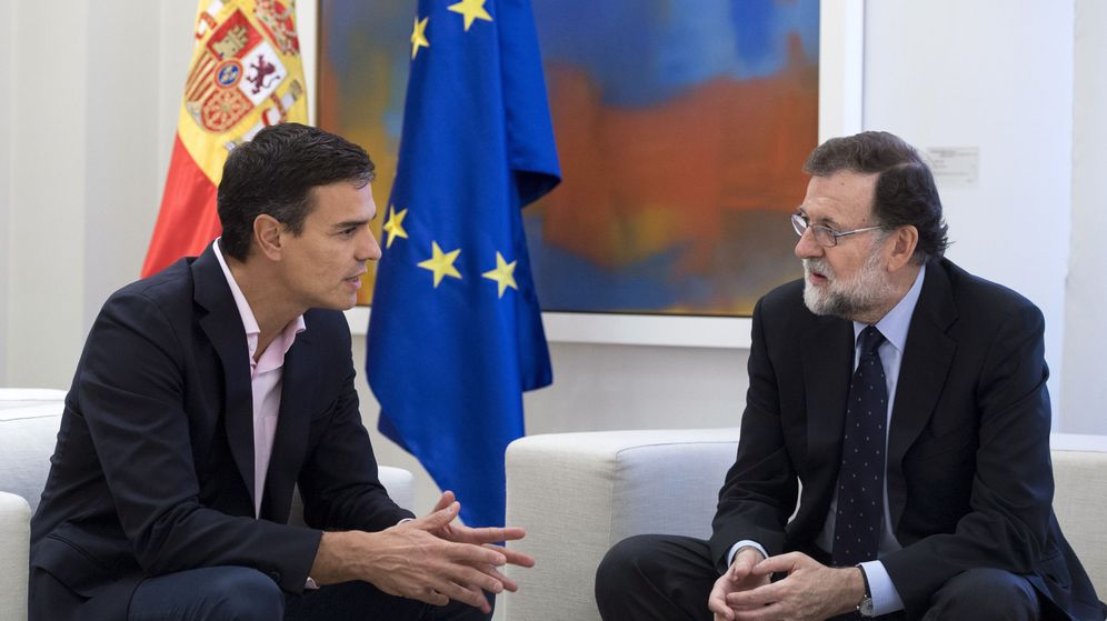 Foto: El presidente del Gobierno, Mariano Rajoy (d), recibe al líder del PSOE, Pedro Sánchez (i), en el Palacio de la Moncloa. (EFE)
