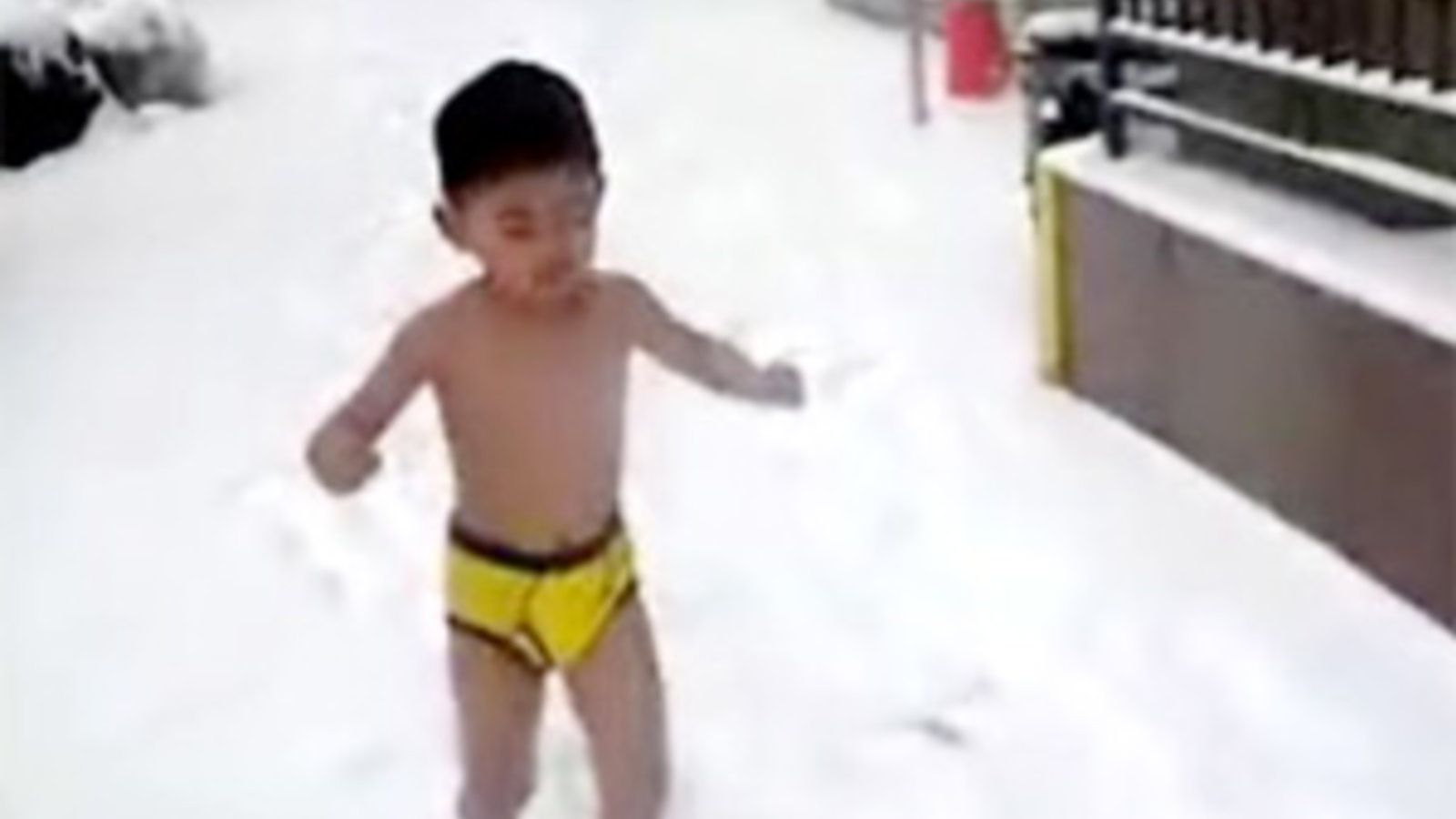 Docenas perturbación entrega Un niño obligado a correr en calzoncillos por la nieve